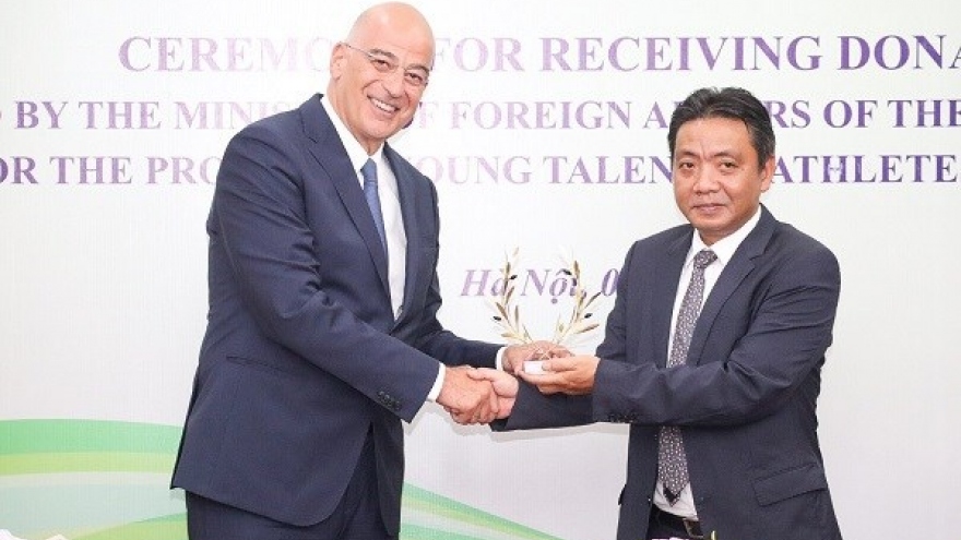 Greece presents EUR50,000 in support of Vietnamese sport