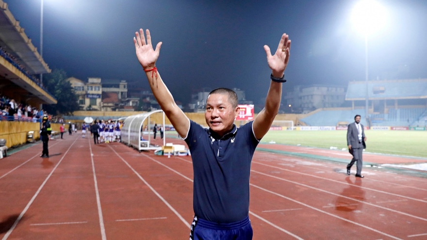 Hà Nội FC chúc mừng HLV Chu Đình Nghiêm trước trận Hải Phòng - HAGL