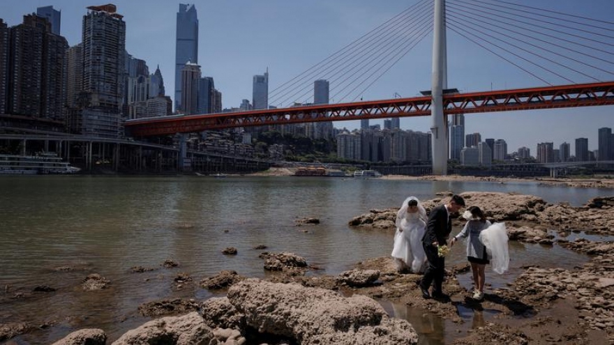 Hạn hán kỷ lục ở Trung Quốc, cô dâu – chú rể chụp ảnh cưới dưới đáy sông