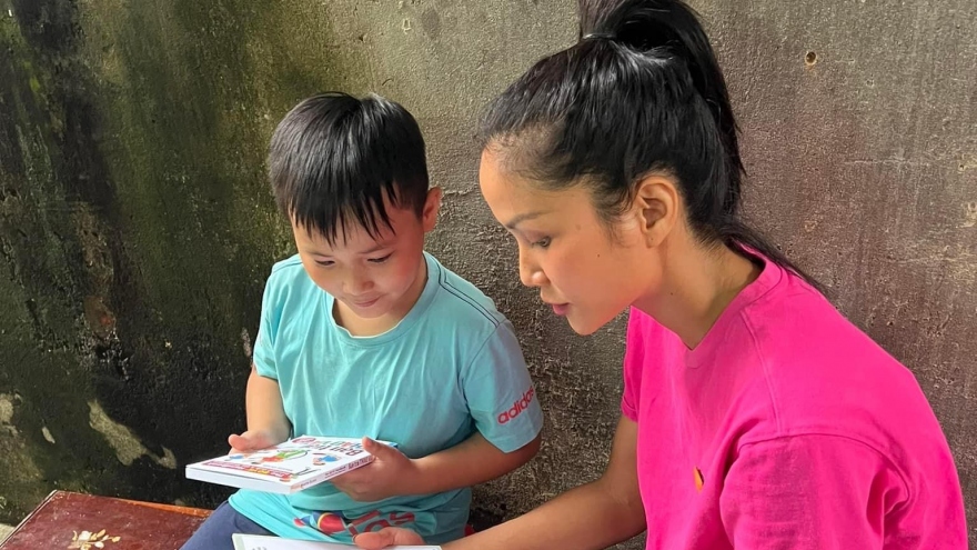 Hoa hậu H’Hen Niê tặng quà làng trẻ SOS Đà Nẵng dịp trung thu