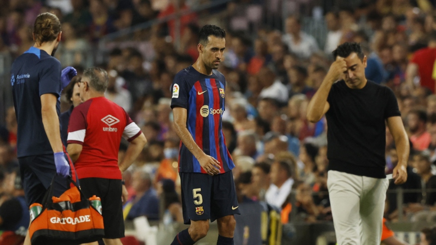 Busquets nhận thẻ đỏ, Barca suýt thua ở trận ra quân La Liga