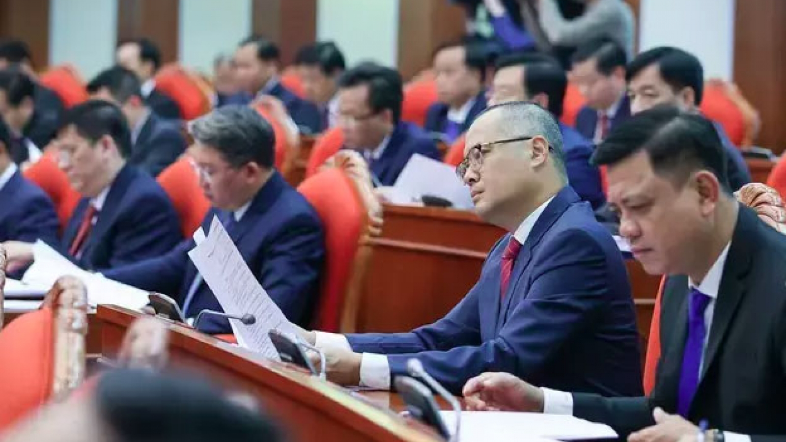 Politburo: 400 cadres to be sent abroad for training