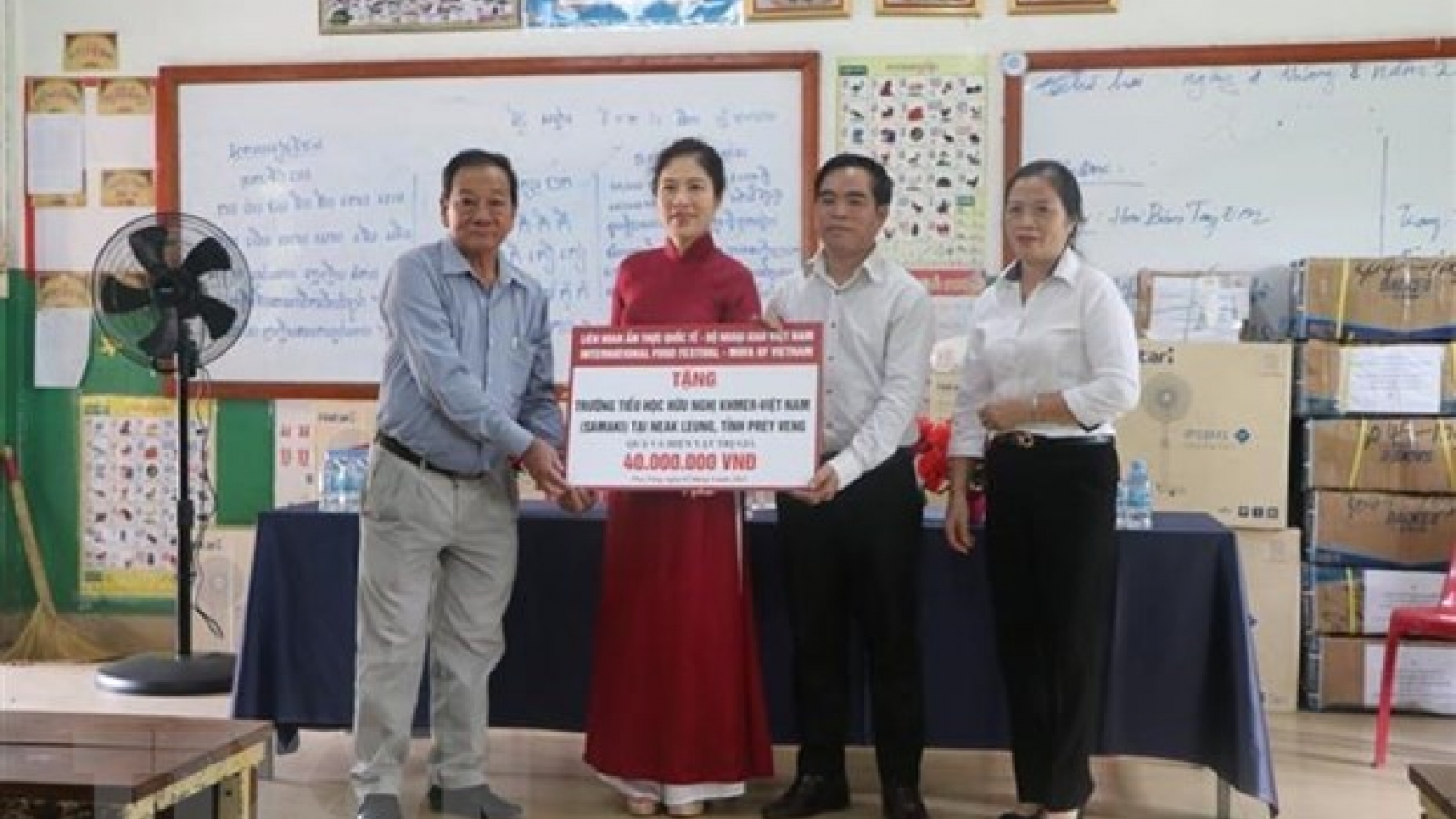 Gifts presented to students of Khmer-Vietnam friendship primary school 