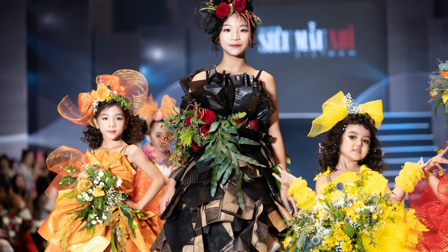 Mãn nhãn những thiết kế thời trang độc đáo từ hoa tươi