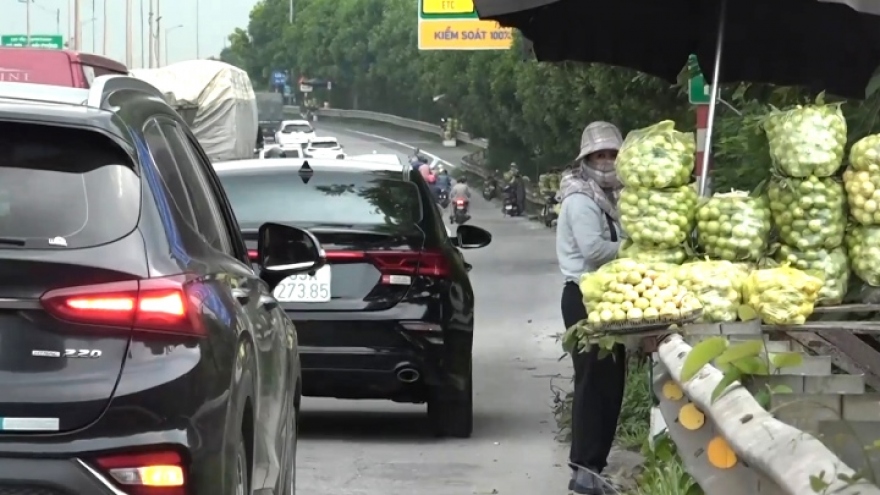 Bán ổi làm loạn đầu cao tốc Hà Nội - Hải Phòng: Vì sao chính quyền bất lực?