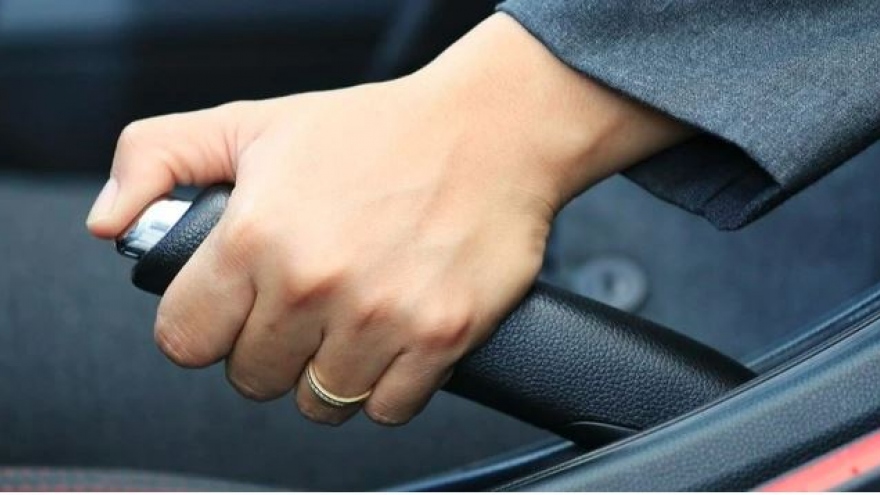 Phanh tay trên ô tô có thực sự dễ trôi và tuột khi vô tình gạt trúng?