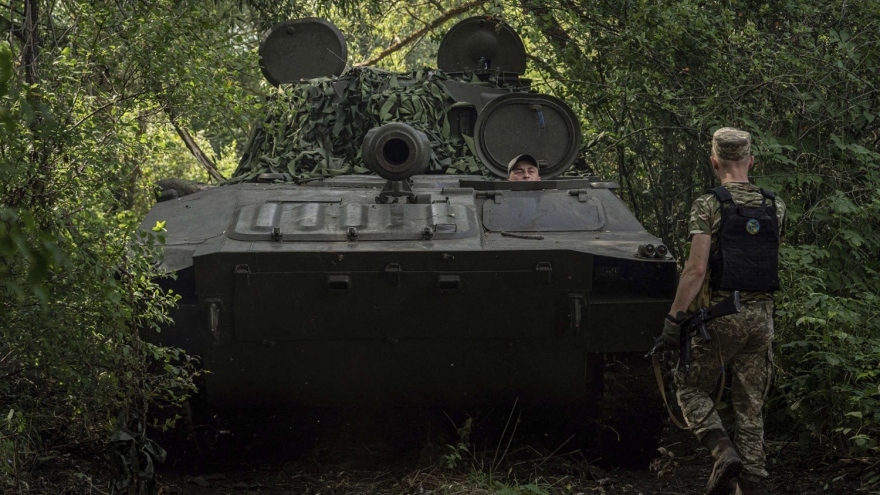 NATO giúp Ukraine tăng cường trang bị vũ khí cho tiền tuyến
