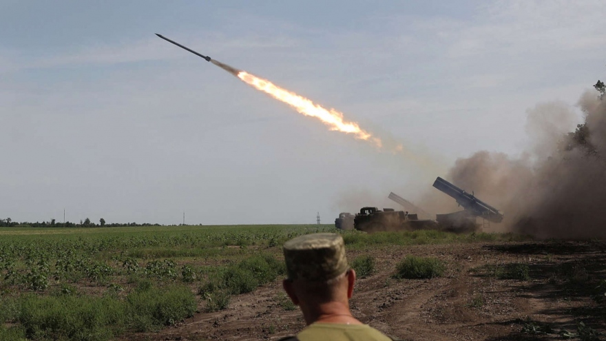 
        Ukraine chọc thủng phòng tuyến thứ 1, Nga đáp trả quyết liệt
                              