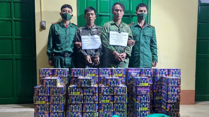 Vận chuyển pháo và động vật hoang dã từ Lào về Việt Nam