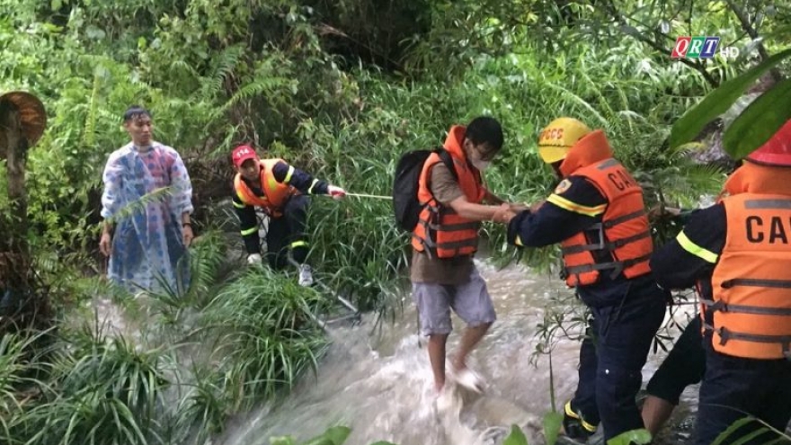 Chủ tịch nước biểu dương cảnh sát giải cứu 23 học sinh mắc kẹt bên bờ suối