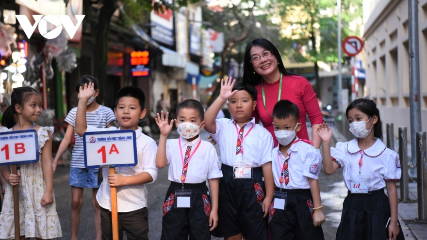 Hanoi welcomes first grade students back for new academic year