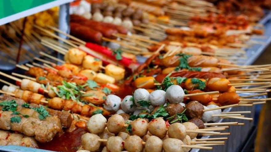 Foreign writer reveals how to find delicious street food in Vietnam