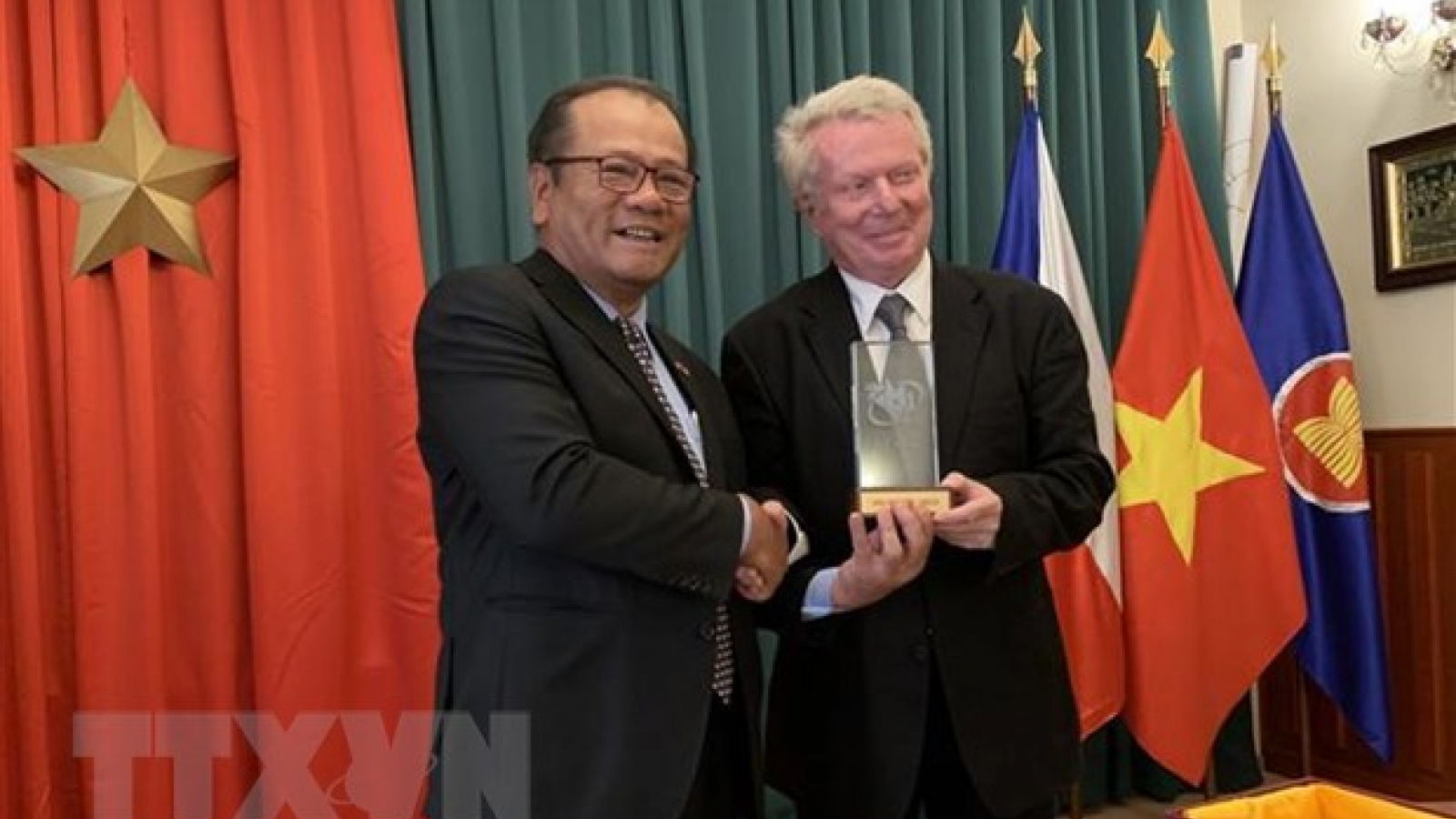 Czech writer wins prize at National External Information Service Awards 
