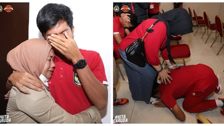 Cầu thủ U16 Indonesia khóc khi gặp cha mẹ trước trận chung kết với U16 Việt Nam