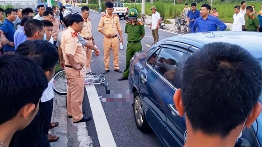 Thầy dạy lái ngồi uống nước, học viên tông chết người: Ai chịu trách nhiệm?