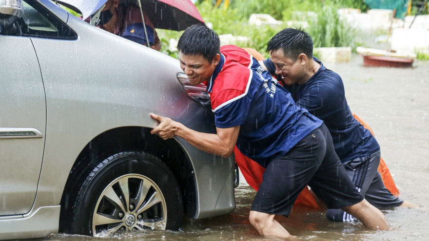 Ô tô ngập nước nằm la liệt trong khu chung cư Hà Nội, chủ xe hì hục giải cứu