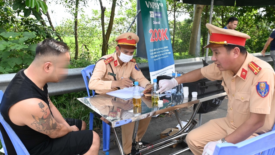 Phát hiện tài xế dương tính với ma túy trên cao tốc Nội Bài - Lào Cai