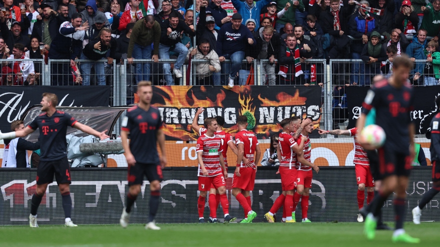 Bayern thua sốc Augsburg, tụt xuống thứ 4 trên bảng xếp hạng