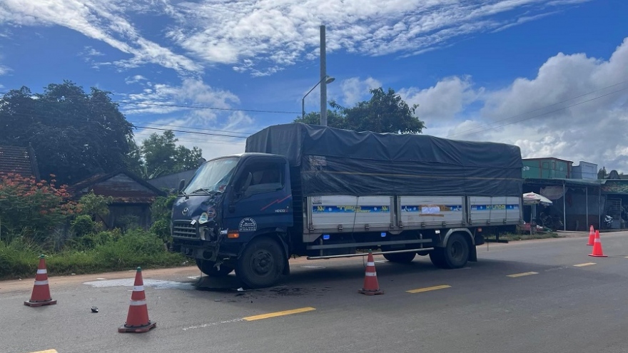 Va chạm với xe tải, 2 người tử vong tại Bình Thuận