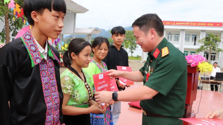 Viettel trao hơn 40 tỷ đồng học bổng Vì em hiếu học