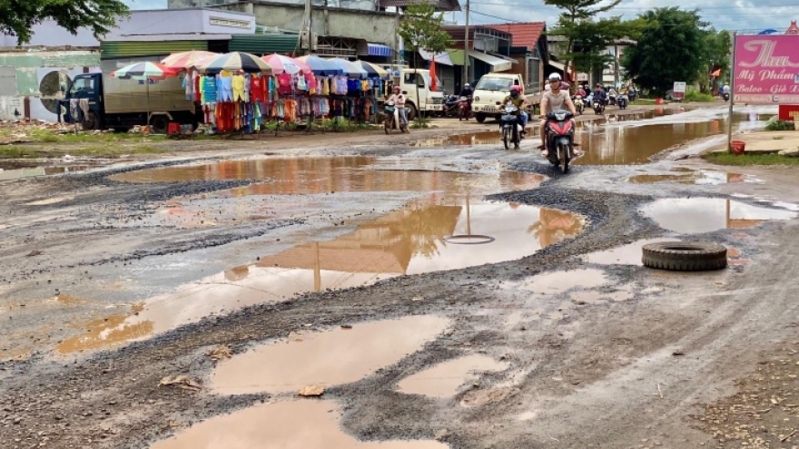 Cận cảnh tuyến đường liên xã chằng chịt "ổ voi, ổ gà" ở Đắk Nông, dân kêu trời