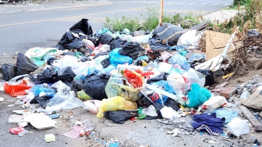Công nhân vệ sinh môi trường bỏ việc, đường phố Bắc Ninh ngập rác thải