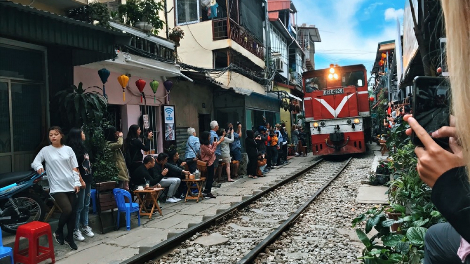 Dẹp bỏ cà phê đường tàu ở Hà Nội là đúng?