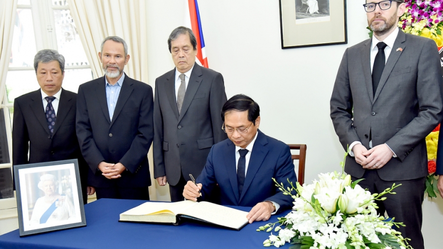 Foreign Minister writes in condolence book for Queen Elizabeth II 