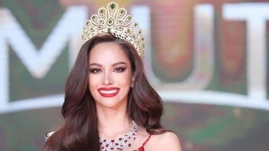 Hoa hậu Hoàn vũ Thái Lan 2022 bị chê nói tiếng Anh kém, thiếu tự tin