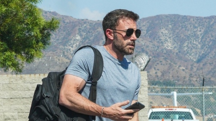 Ben Affleck lộ vẻ mặt đầy lo âu khi xuất hiện một mình ở sân bay sau hôn lễ