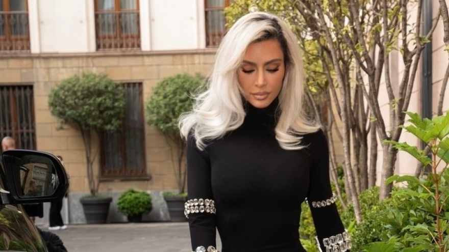 Kim Kardashian diện bodysuit khoe dáng "bốc lửa" trên phố