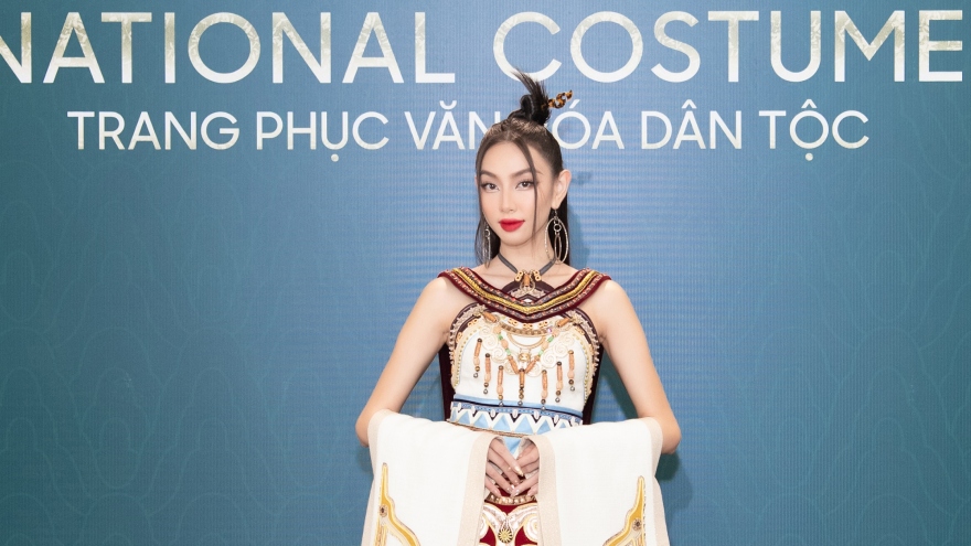 Thùy Tiên cùng dàn Hoa - Á hậu khoe dáng trên thảm đỏ Miss Grand Vietnam 2022