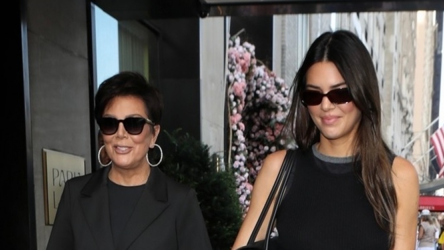 Siêu mẫu Kendall Jenner xinh đẹp đi mua sắm cùng mẹ