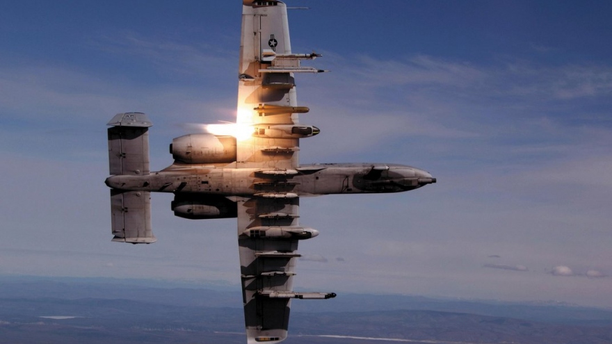A-10 Thunderbolt II thả bom chùm vào mục tiêu bọc thép