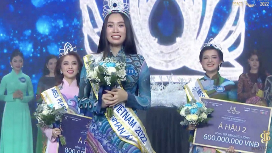 Người đẹp từng suy dinh dưỡng đăng quang Miss Peace Vietnam 2022