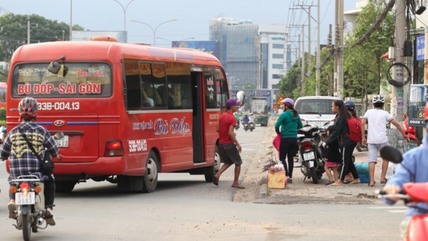 Tình trạng “xe dù bến cóc” tồn tại dai dẳng: Tỏ ra phức tạp?