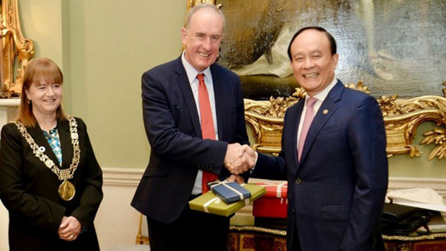 Hanoi intensifies cooperation with UK, Irish localities