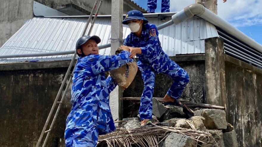 Vùng Cảnh sát biển 2 kịp thời giúp dân miền Trung ứng phó bão số 4