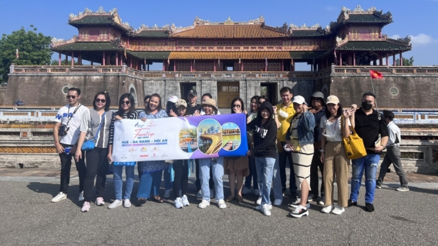 Thai famtrip delegation surveys tourist attractions in Thua Thien Hue