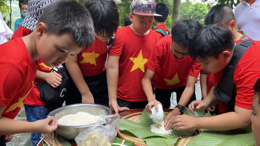Ra mắt tour du lịch học đường "Hướng về nguồn cội" tại Đền Hùng
