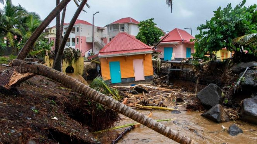 Hãi hùng khoảnh khắc nước lũ bẻ cong và cuốn phăng cây cầu lớn tại Puerto Rico