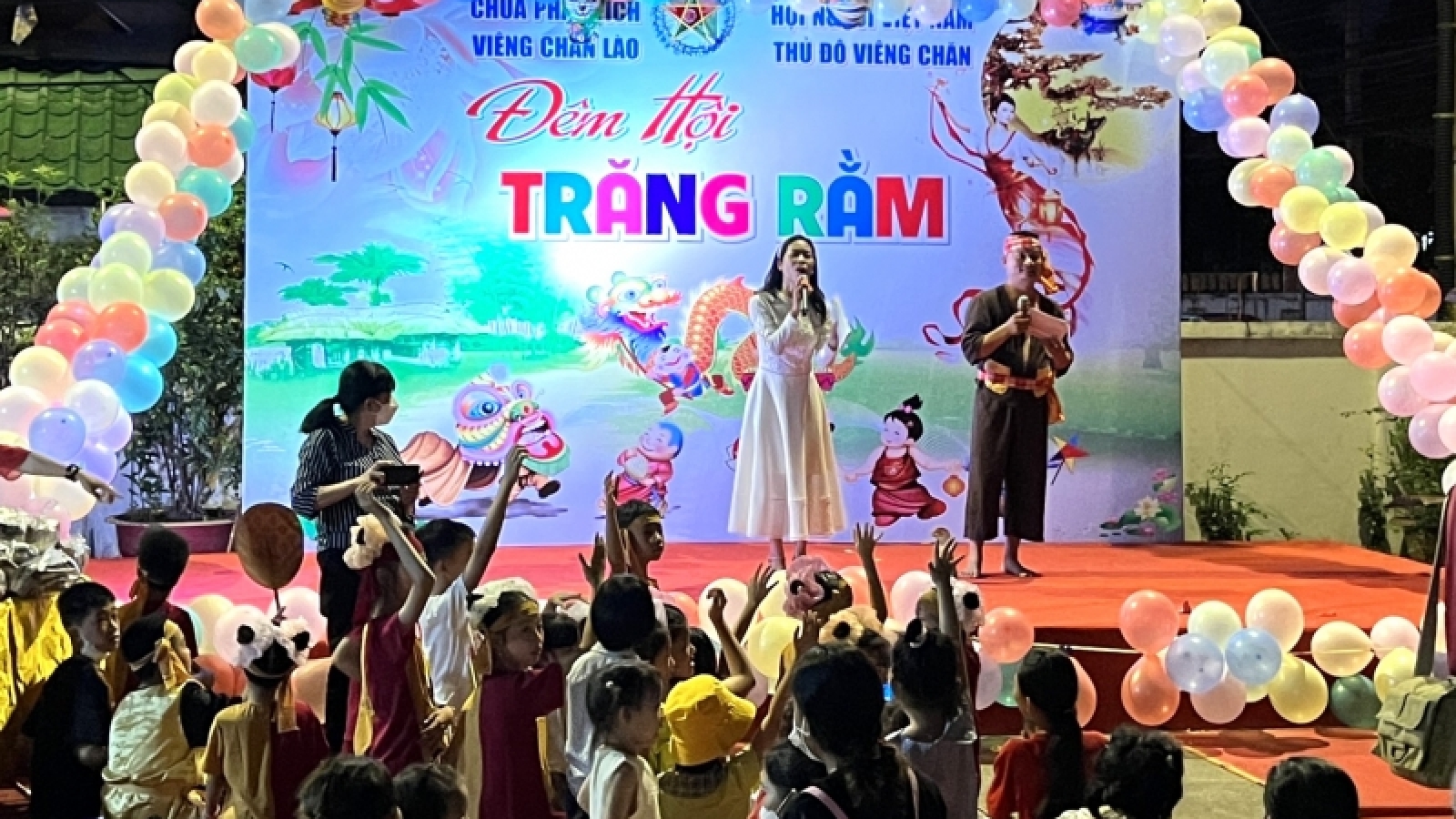Chùa Phật tích Vientiane tổ chức Trung thu cho con em người Việt tại Lào