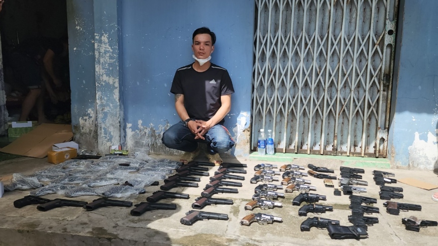 Bắt giữ 10 đối tượng tàng trữ, mua bán súng ở Kiên Giang
