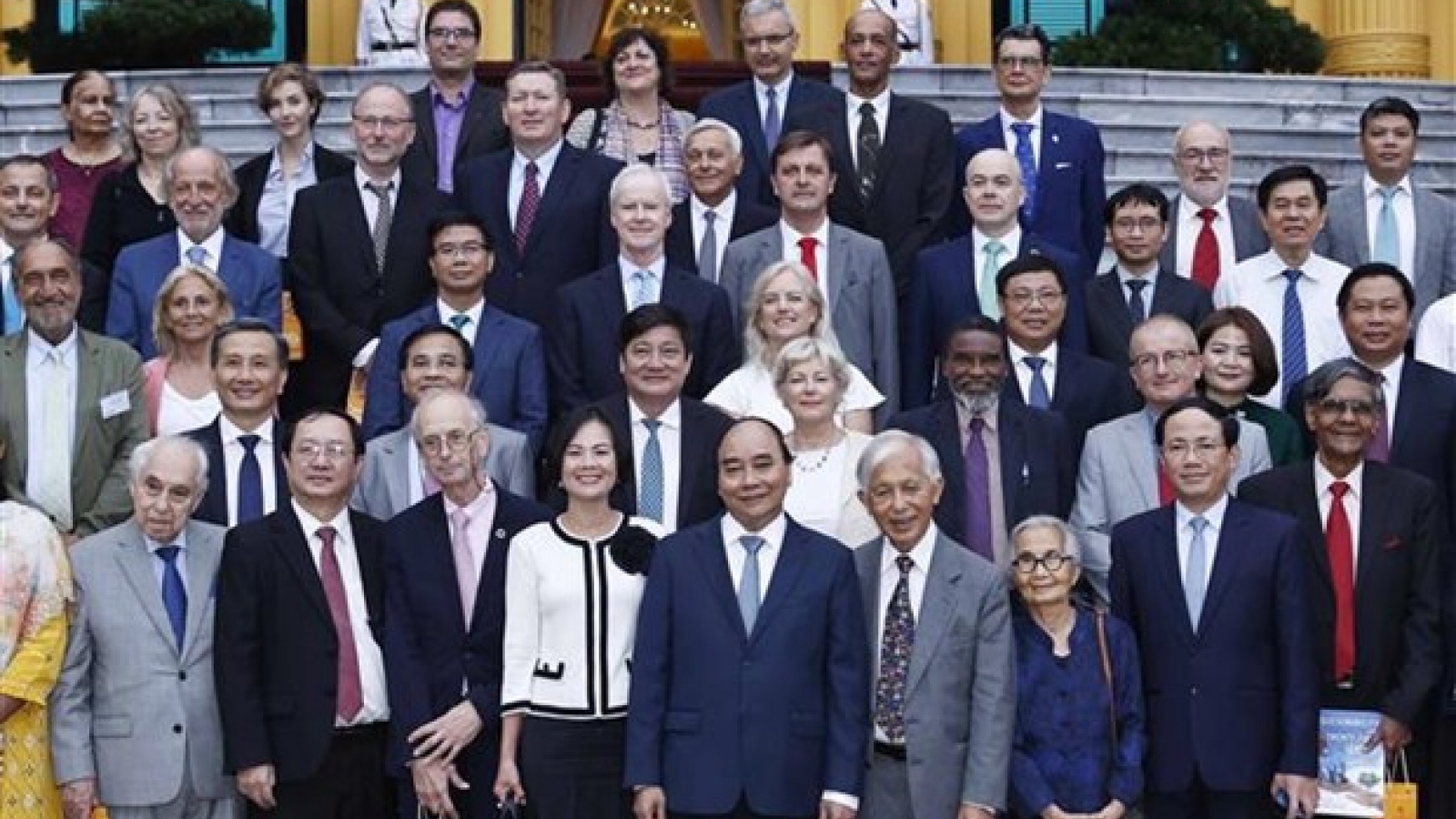 President meets with international scientists