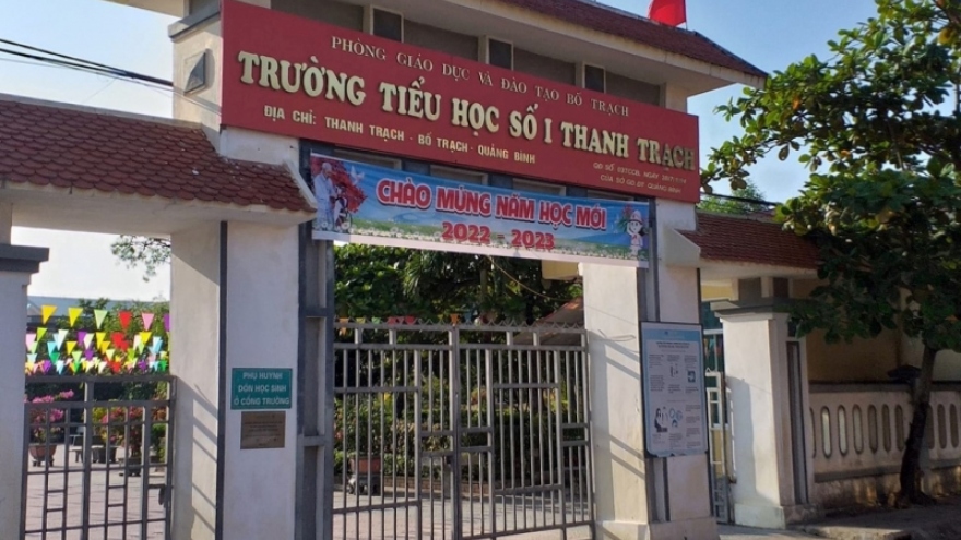 Ngã từ tầng 2 xuống sân trường, một học sinh bị gãy 2 tay