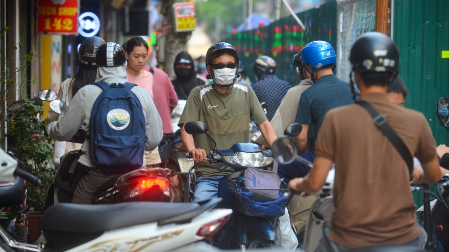 Rào tôn chắn gần hết lòng đường ở Hà Nội, dân khổ sở luồn lách đi qua