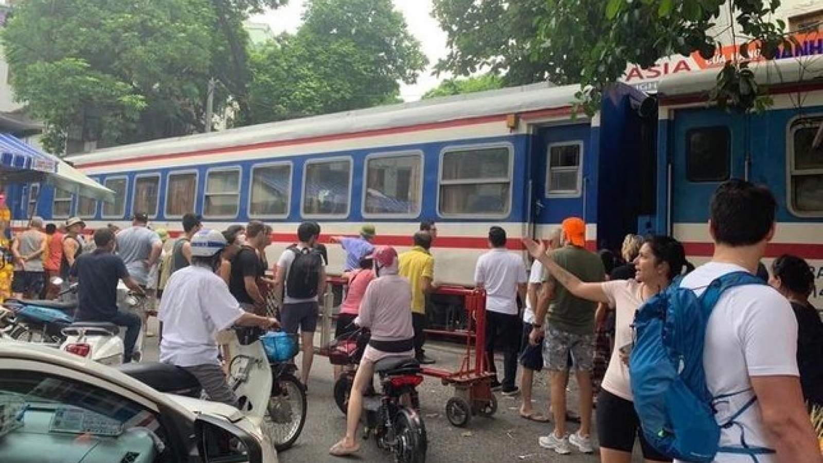 Foreign traveller injured while posing for selfie on Train Street