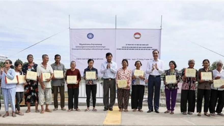 Charitable houses presented to poor households along Vietnam-Cambodia border