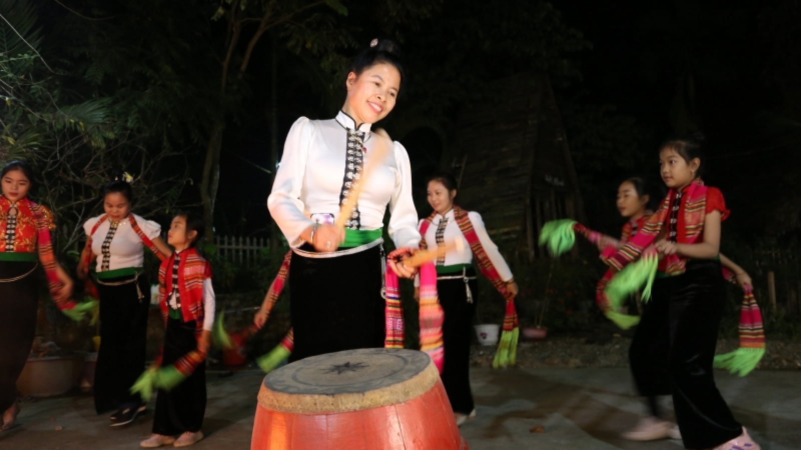 Nhạc cụ nâng bước nhịp xòe