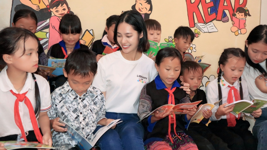 Hoa hậu Nông Thúy Hằng mang sách lên với trẻ em miền núi